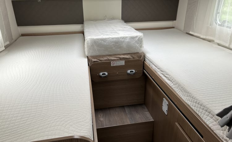 Camping-car de luxe compact avec lits simples, TV et climatisation