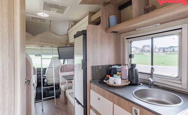 Fransie  – Luxury 5 person Alcove camper from 2017: Fransie