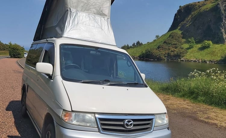 Ontspannen en retro Mazda Bongo (de originele Mystery Machine)