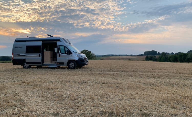 Luigi – La Strada Avanti EB: compact motorhome with twin bed and all the comforts