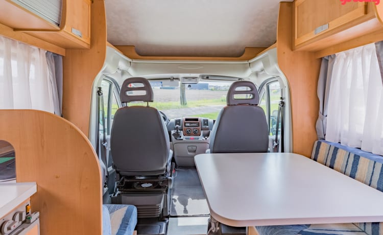 Neat 3-person camper, XXL garage, reversing camera, air conditioning