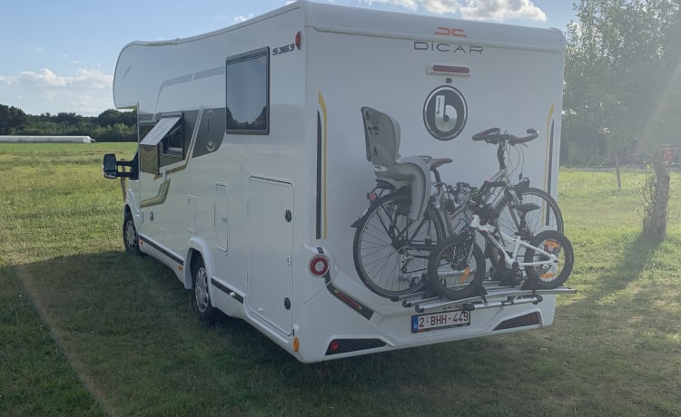 Mobil-home avec beaucoup d'espace de rangement