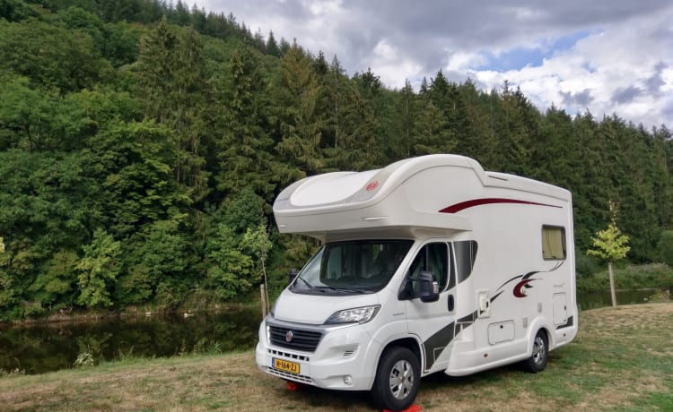 Camping-car en alcôve 2 personnes aventureux et confortable