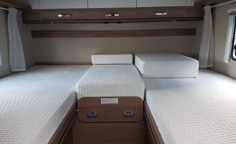 LUXURY & NEW CAMPER CARADO T448 WITH SINGLE BEDS