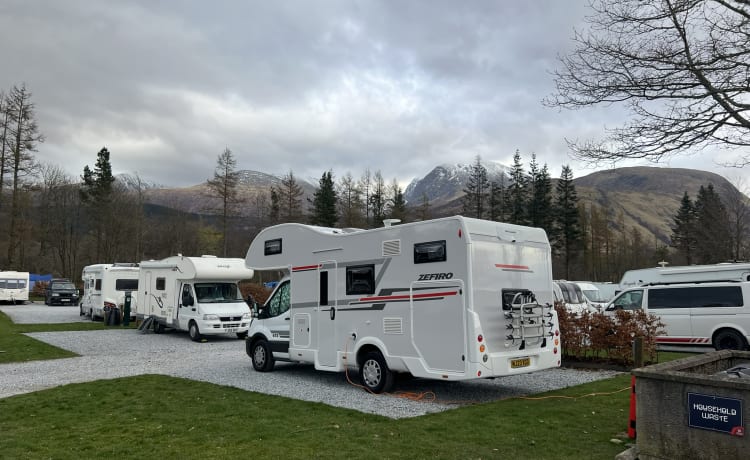 Big berther! – 6 berth Roller Team alcove from 2023