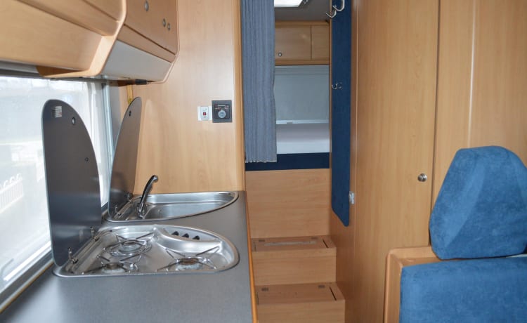 6-person family camper with AIRCO, spacious cross bed and large alcove