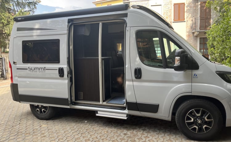 Dr Livingstone – Nuovo vertice possibile, camper bus dell'anno con tetto apribile