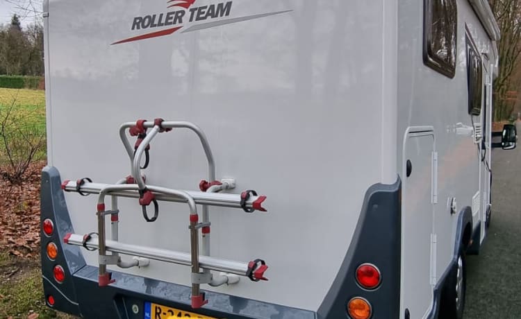 Twee airco's. Rijdt erg comfortabel – Luxuriously furnished Roller team with length beds. 2.10 m headroom.