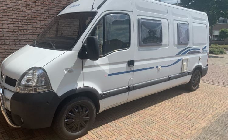 2p Adria Twin buscamper uit 2007 met zonnepaneel