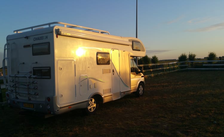 Beau camping-car familial complet avec un grand coin salon