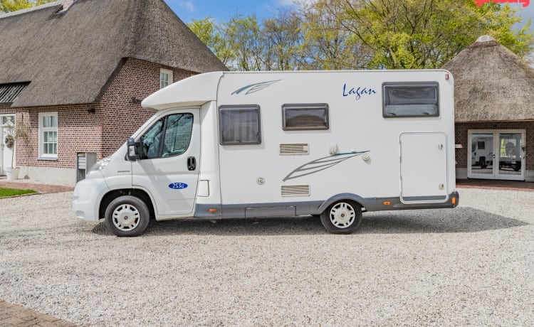 Neat 3-person camper, XXL garage, reversing camera, air conditioning