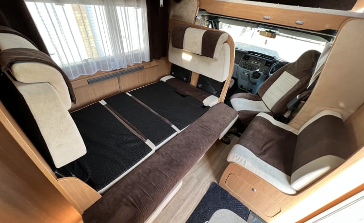 Flash – Flash 03 Wohnmobil – 1 großes Doppelbett, 1 ausziehbares Doppelbett, 2 Einzelbetten