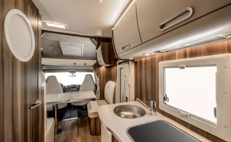 The Braw – Modernes Luxus-Wohnmobil von Rimor mit 4 Schlafplätzen