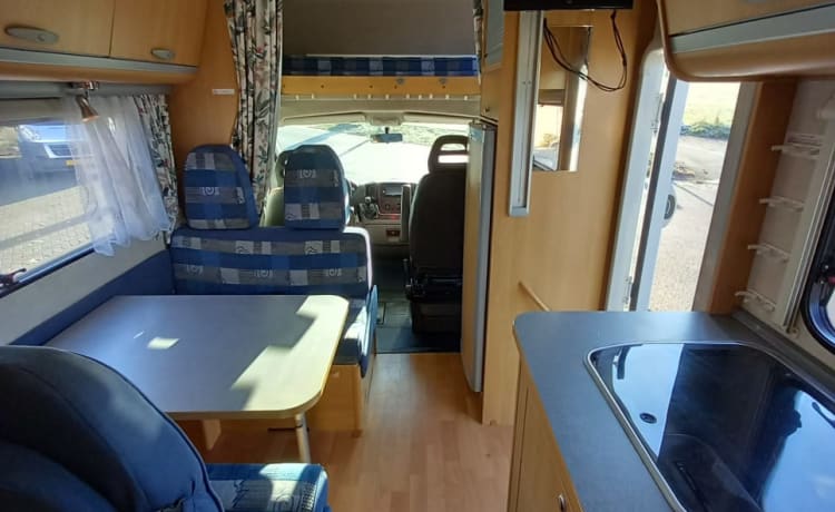 Camper familiare con garage XL e un'accogliente area salotto! (6 persone)