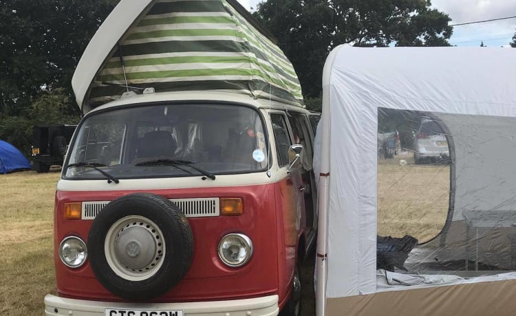 Roses – Vintage Devon 4-persoons Volkswagen Camper 1981 - Relaxing Camping Classic