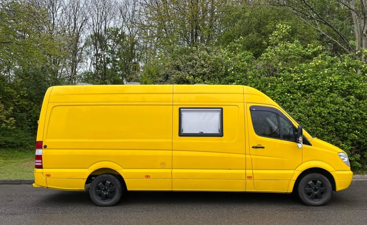 Big Yellow Campervan – Mercedes-Benz camper met 3 slaapplaatsen