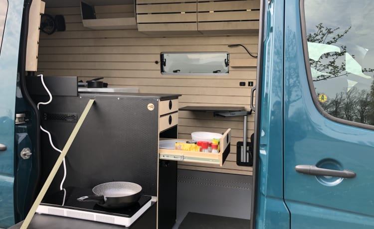 Neuer cooler, netzunabhängiger Mercedes Sprinter Buscamper mit langen Betten