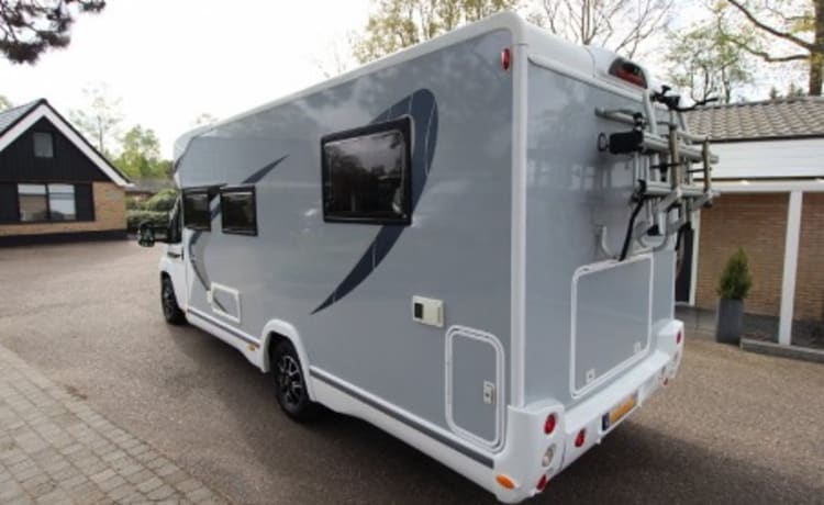 Pantoffeltje – 4p Chausson family camper with solar panel and air conditioning in living area from 2017