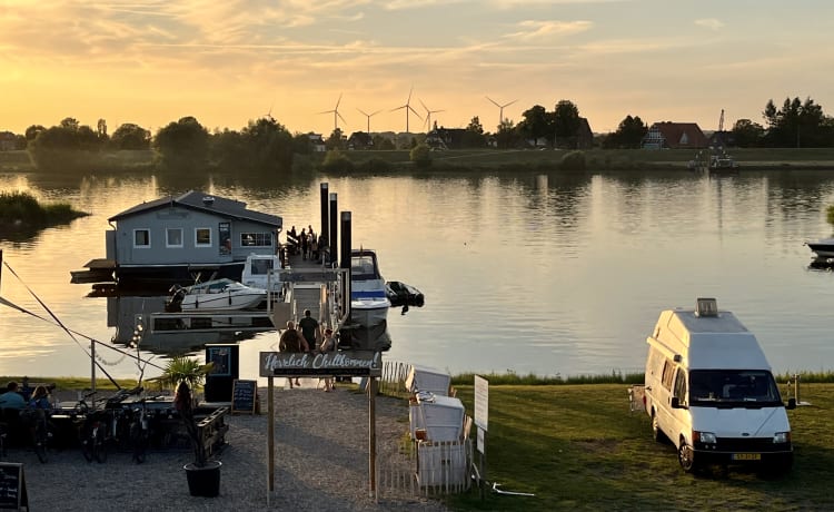 Tina – Camper Ford Transit retrò hippie a benzina