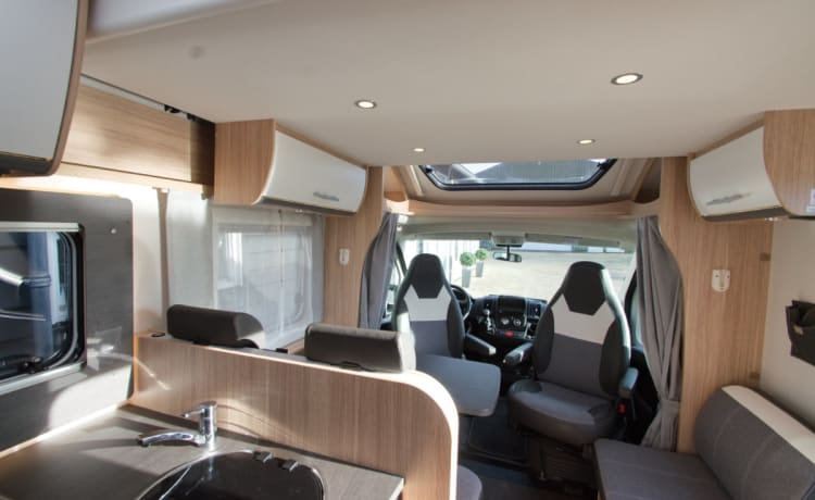 Sunlight T65 – Very nice, spacious 4-person Sunlight camper from 2023, lots of storage space.