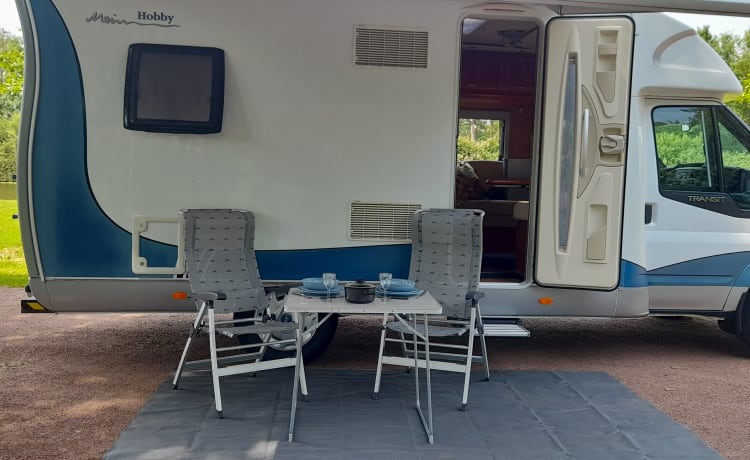 Ampio camper Hobby per due persone con ampio letto alla francese