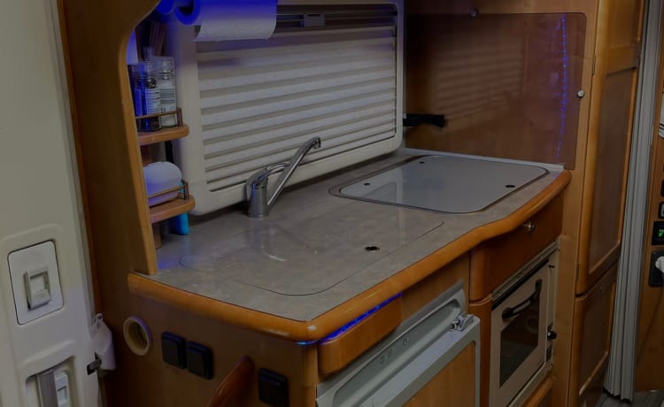 Luxe camper met 4 slaapplaatsen.