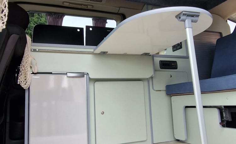 El – 2/3 berth Nissan Elgrand campervan with pop up roof