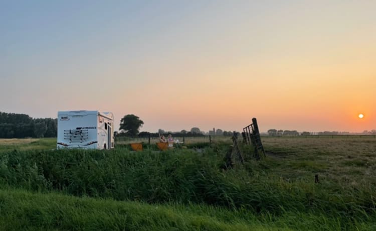 Ons Jeanine – Gloednieuwe Alkoof 5 personen te huur met luxe kampeerinboedel