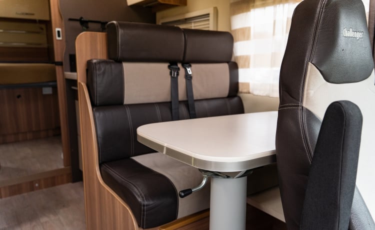 Luxe  4p camper – 4p Ford semi-integrated uit 2015