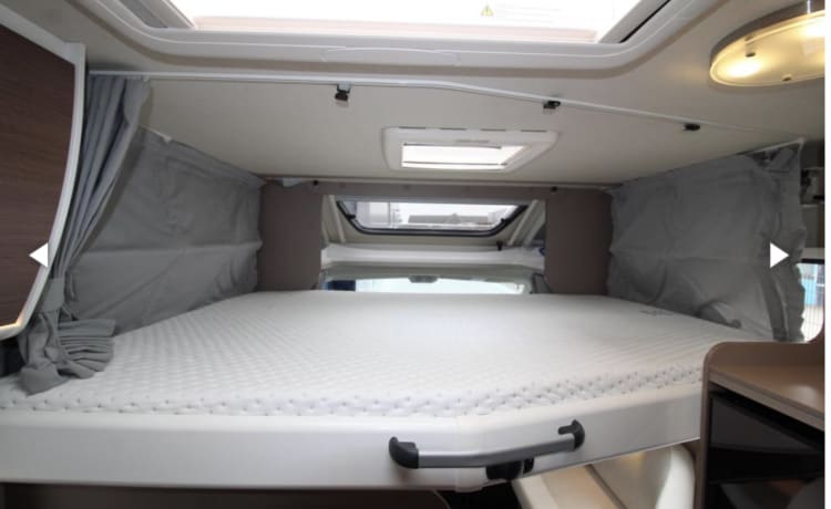 Nice spacious Camper with single beds and XXL garage