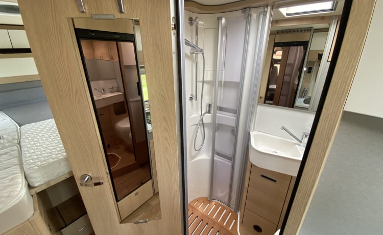 Vrijheid op wielen – Krachtige luxe Hymer Mercedes camper half-integraal uit 2019