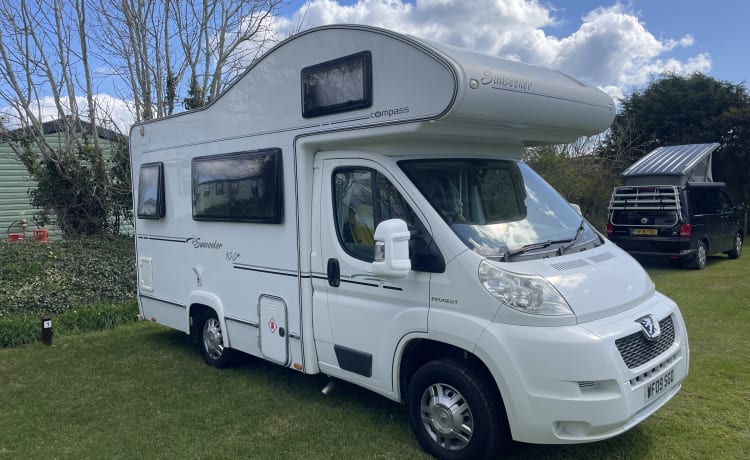 Henry – Elddis 100 Sunseeker mit 4 Schlafplätzen - 6 Riemen