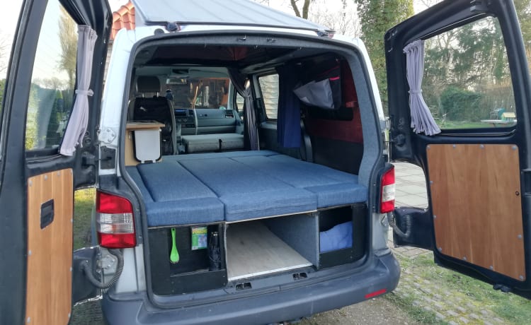 VW T5 2012 Unieke indeling, breed en comfortabel bed (205x150cm)