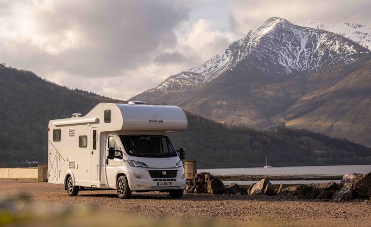 A7300DB – Etrusco 6 couchettes 5 ceintures de sécurité 2021. Automatique. Internet 5G. LA TÉLÉ. Panneaux solaires.