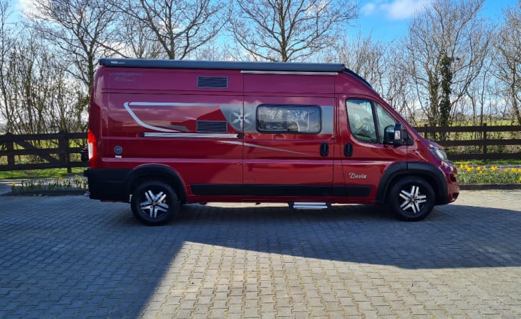 Karmann Davis 590 – Sjieke, luxe camperbus met 2-persoonsbed, navi, fietsenrek 80 kg etc.