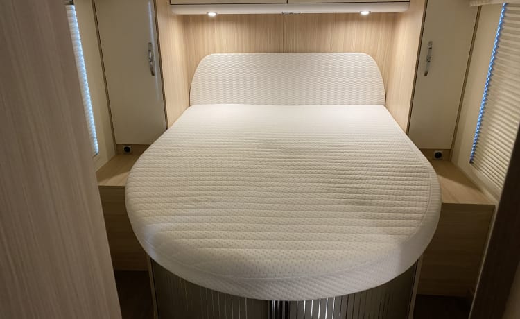 Super luxuriöser Bürstner mit Queensize-Bett.