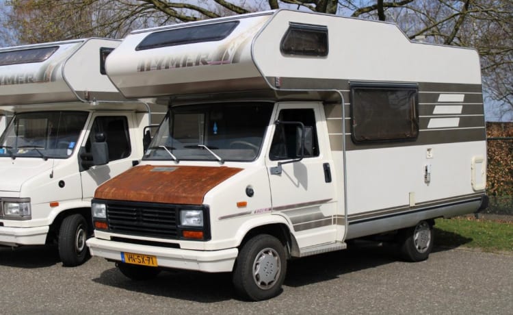 Hymer camper – Du plaisir en camping-car à l'ancienne avec cette alcôve Hymer de 1989