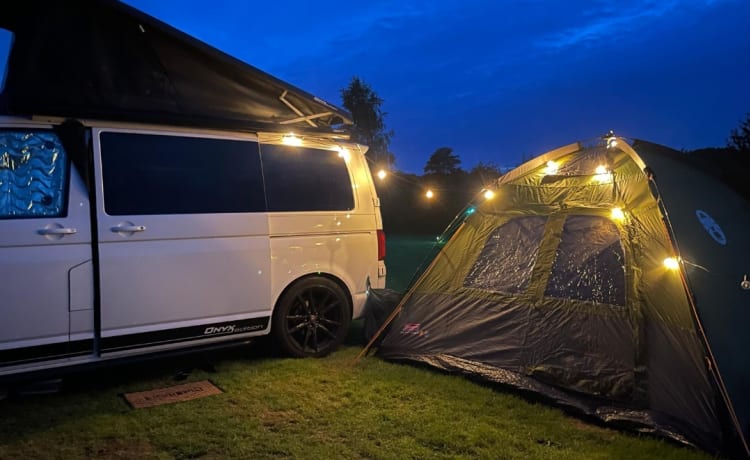 Je volgende avontuur wacht op je met onze VW T6-campervan Marcia