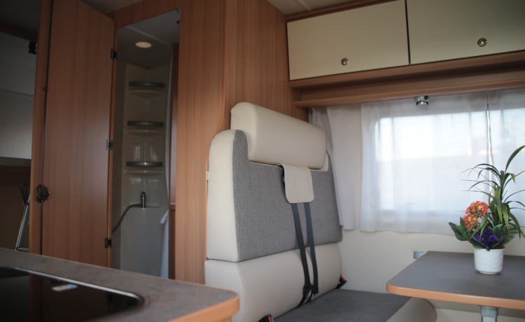 Spacious alcove mobile home with 6 seats/sleeps