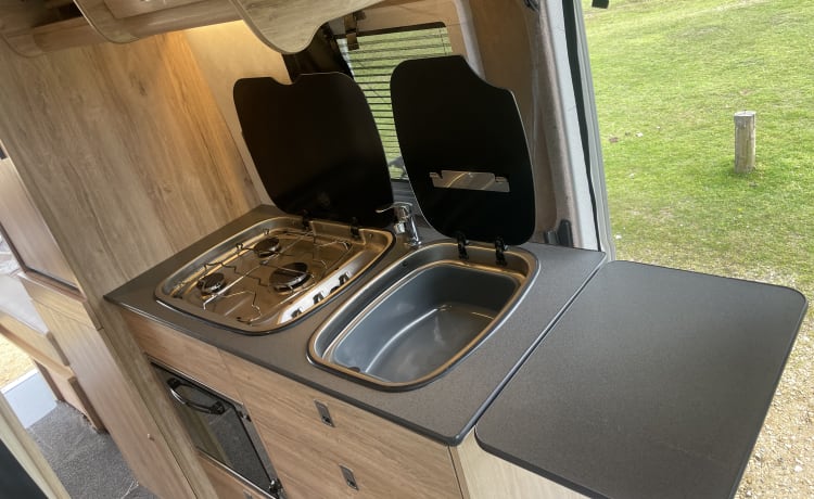 Benson – 4-persoons Ford campervan uit 2021