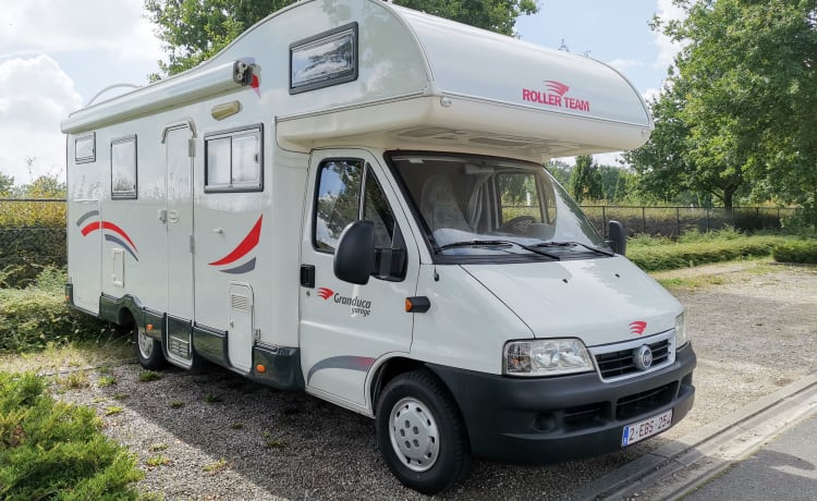 Fiat Granduca met grote garage en 2 vaste grote bedden.