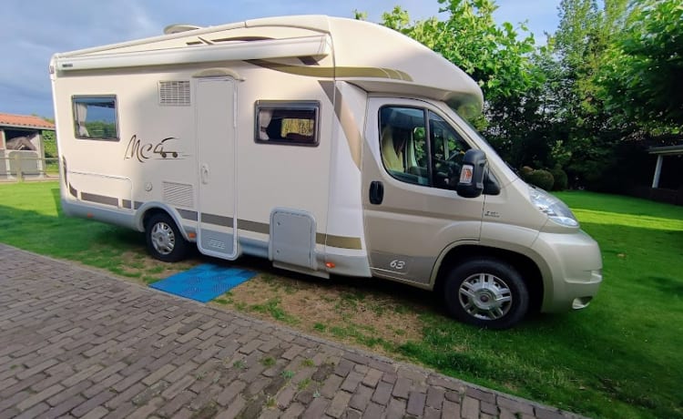 Magnifique McLouis Iveco semi-intégré 4 pers. à partir de 2011