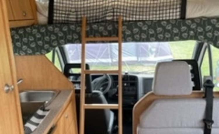 Camping-car familial frais et complet avec lits superposés