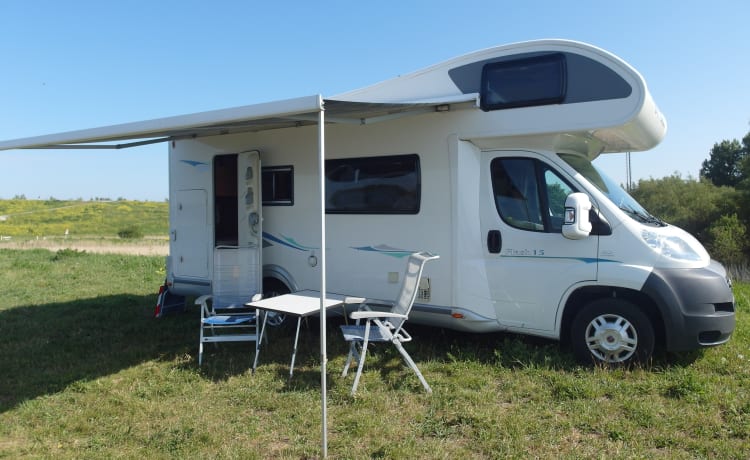 Bella famiglia camper Chausson Flash 15