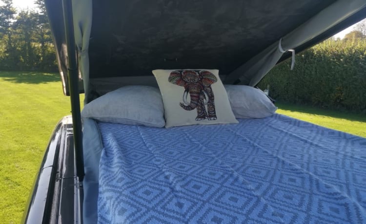 Simon – 4 persoons Volkswagen Crafter luxe campervan