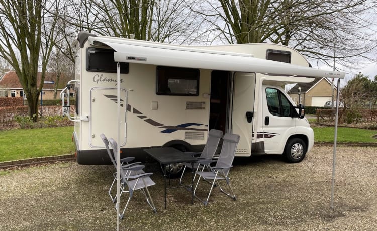 Camping-car luxueux et complet pour 4-6 personnes.