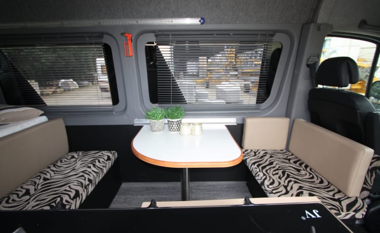 Superruime luxe MB Sprinter buscamper 2010 con letto grande XXL (2p)