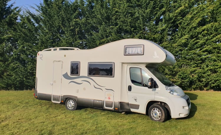 Frankie G – Frankie is onze mooie en flexibele 6-persoons camper.