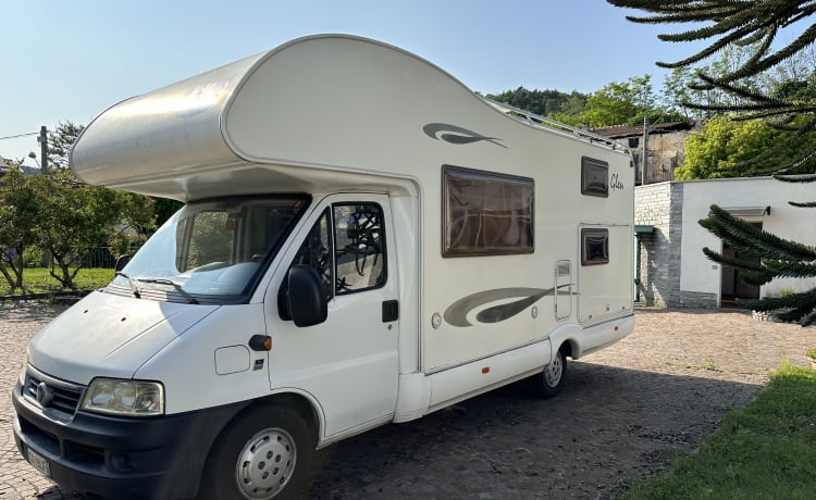 JoyRider – Camping-car mansardé pour 7 personnes