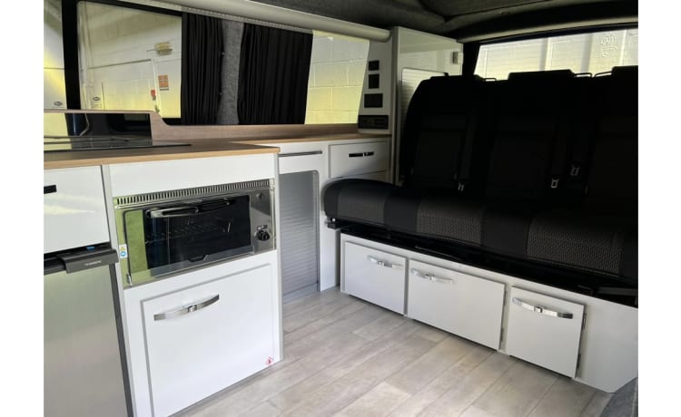 Noah – VW LWB Campervan 4 slaapplaatsen